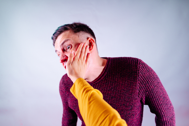 被巴得眼冒金星！人夫去养生馆被老婆抓包当街「塞蕊」？警主动查办发现大反转。(示意图/shutterstock)