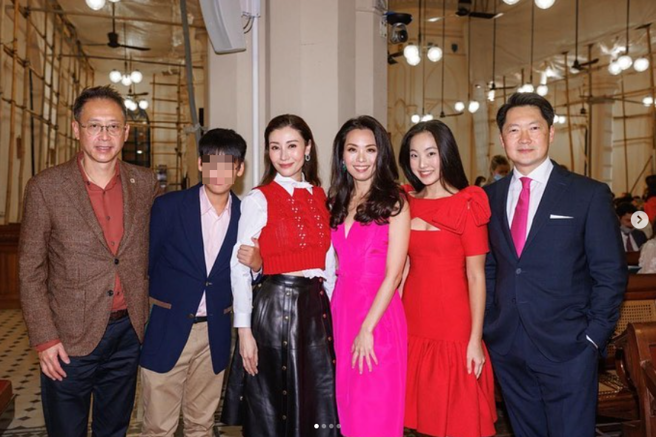 李嘉欣（左三）和许晋亨（左一）带着11岁儿子许建彤上教堂。（图／IG@李嘉欣）