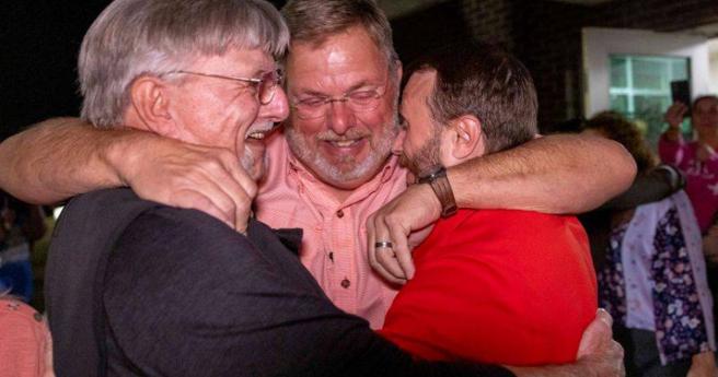 克拉克（右）被誤判殺人，關了近25年冤獄，2022年12月才獲釋。（圖／翻攝自Georgia Innocence Project推特）