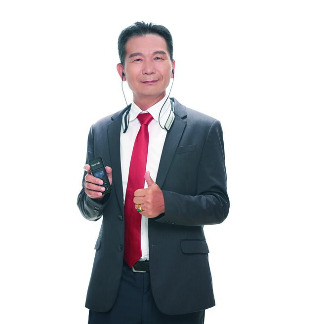 訊映光電董事長賴家德粉墨登場親自為「歐克好聲音輔聽器」代言背書。圖／業者提供