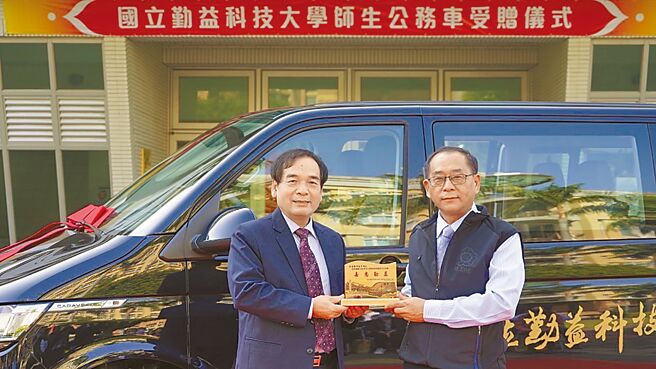 国立勤益科技大学校长陈文渊（左）与该校杰出校友宣鑫空压机总经理邱春茂（右），于公务车受赠仪式合影。图／业者提供