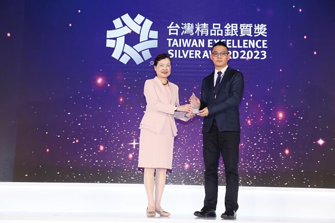 吉輔企業推出的「智能先進鏈式刀庫」榮獲第31屆台灣精品獎銀質獎，由執行長劉忠奇（右）代表領獎。圖／業者提供