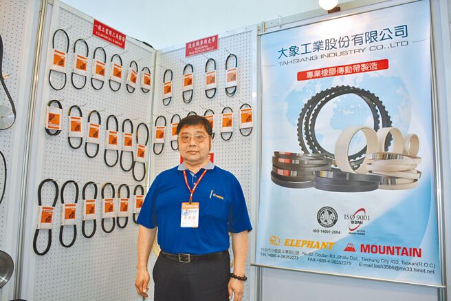 大象工业董事长张志松强调，台湾制造的「ELEPHANT」、「MOUNTAIN」橡胶传动带，媲美国际各大品牌。图／业者提供
