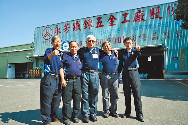永芳鐵鍊總經理楊明興（右三）表示，員工是公司的寶貴資產，要當家人般好好照顧。圖／雲嘉南分署提供