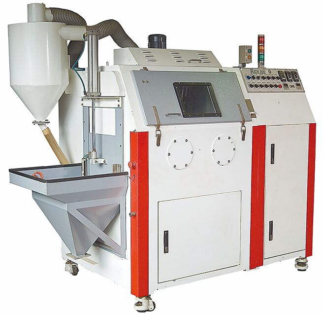 大锼开发新型IC封装模具清洗机。图／大锼提供