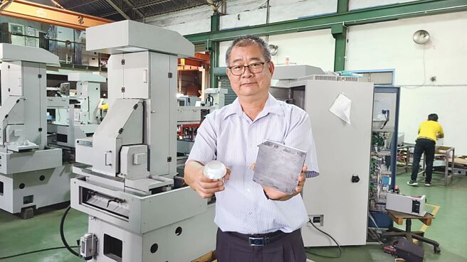 联盛机电工业公司总经理梁鸿敏，左手拿单晶晶体（长晶），右手拿硅晶（晶圆），都是透过「LT-45H非金属线切割机」所切割成型，受到广大上市柜公司採用。图／王妙琴