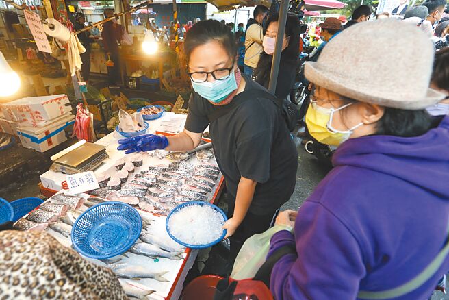 中国日前将多家台湾水产品公司与渔船的输陆登录状态改为暂停出口，对午仔鱼、鱿鱼、秋刀鱼等衝击最大 。（杜宜谙摄）