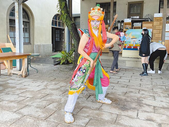 宜兰县二结文化基金会规画「信仰2.0特展」，明年5、6月将举办跳鼓、官将首课程，让民眾学习后可在庆典时上场表演，藉以传承庙宇文化。（吴佩蓉摄）