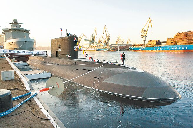 英國防部表示，伊朗在俄羅斯入侵烏克蘭以後已經成為俄羅斯的一個最主要的軍事支持者，華府則對此深表關切。圖為俄羅斯太平洋艦隊636.3型潛艇。（新華社）