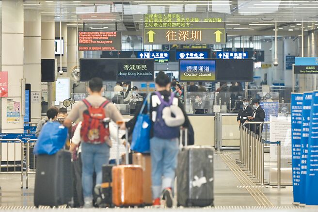 香港特首李家超10日表示，已即時與深圳、廣東官員商討，2023年有可能落實陸港全面通關。圖為進出香港的主要陸路口岸深圳灣。（中新社資料照片）