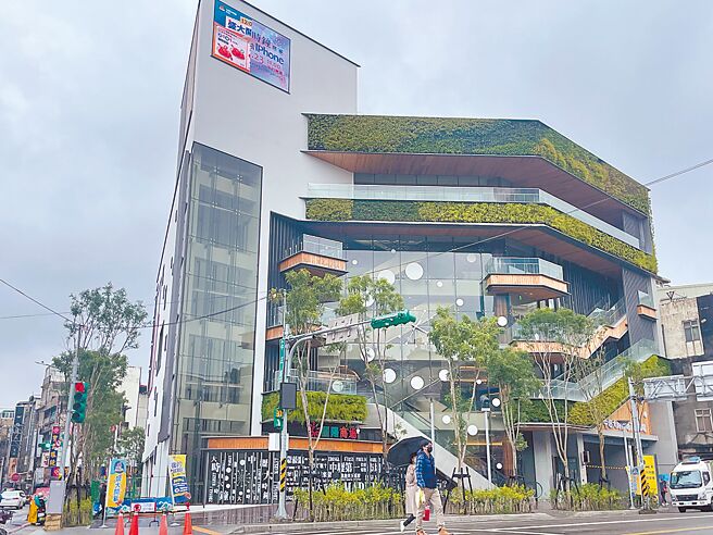 桃园市中坜大时钟重建工程完工，1至3楼委外营运将在12月23日开幕。（吕筱蝉摄）