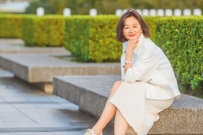 现在的林青霞，在文化艺术领域发光发热，并希望自己的文字带来正面力量。（SWKit邓永杰摄、林青霞提供）