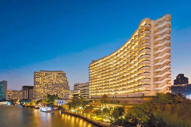 曼谷香格里拉大酒店位于是隆区中心的河畔，步行便可抵达着名的旅游景点及热门购物区。（台北远东香格里拉提供）