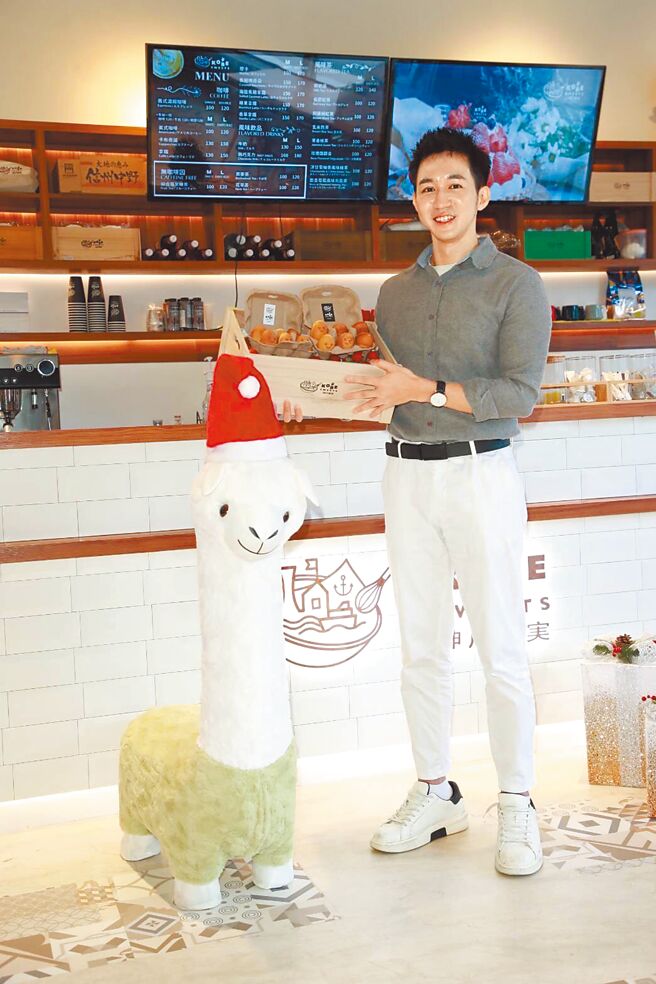 刘道玄化身爱心大使义卖耶诞餐盒帮助弱势家庭。（红心字会提供）