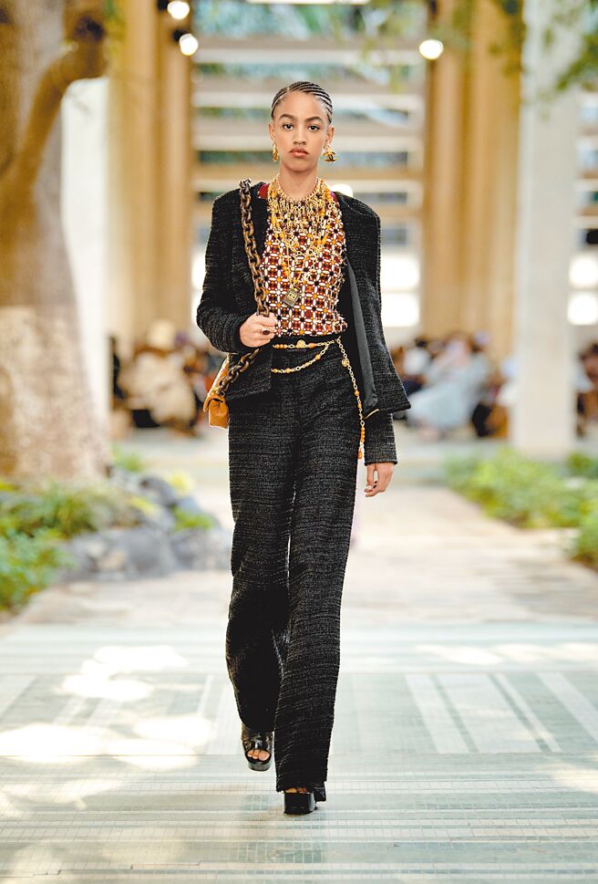 CHANEL服装独特符码结合工艺技术，让人目不转睛。（CHANEL提供）