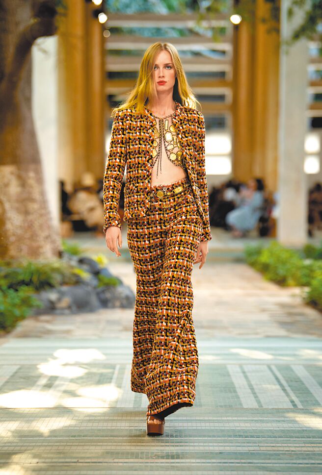 服装内以皮穿炼结合金工的小背心，工艺造型结合CHANEL各式饰品十分特别。（CHANEL提供）