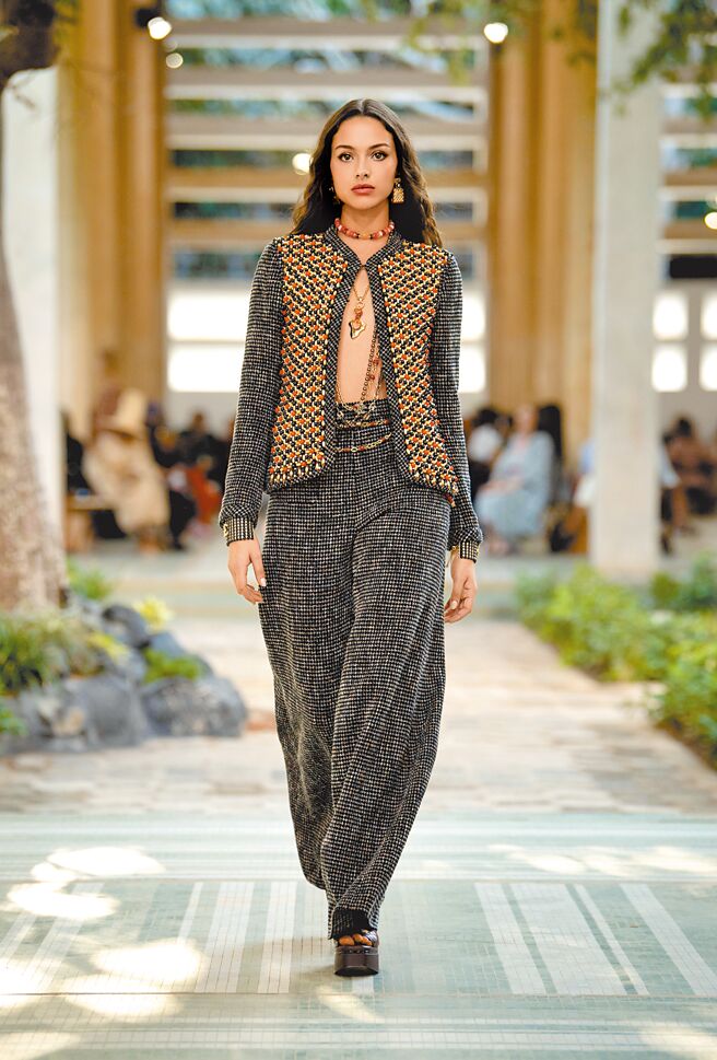 带有游牧风格的狩猎背心，结合CHANEL工坊的技术，成为独一无二的艺术珍品。（CHANEL提供）