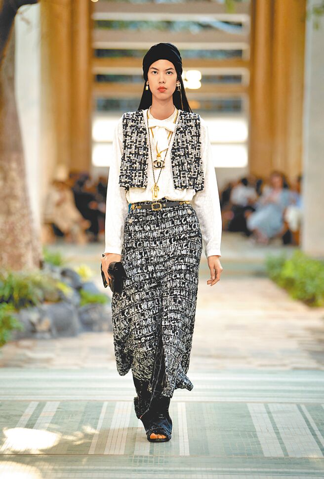 服装设计中充满各种异国风情设计，打造了工坊系列中真正的文化融合。（CHANEL提供）