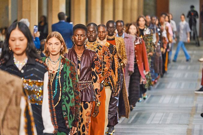 CHANEL 2023工坊大秀于塞纳维亚首都达卡举行，结合人文与文化脉络，充满独特色彩。（CHANEL提供）