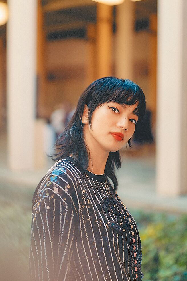 小松菜奈婚后现身CHANEL工坊大秀，成为焦点。（CHANEL提供）