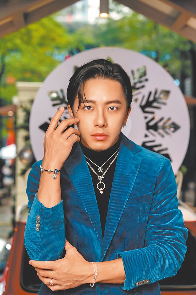 坤达以多层次迭戴的方式演绎PANDORA耶诞珠宝饰品。（PANDORA提供）