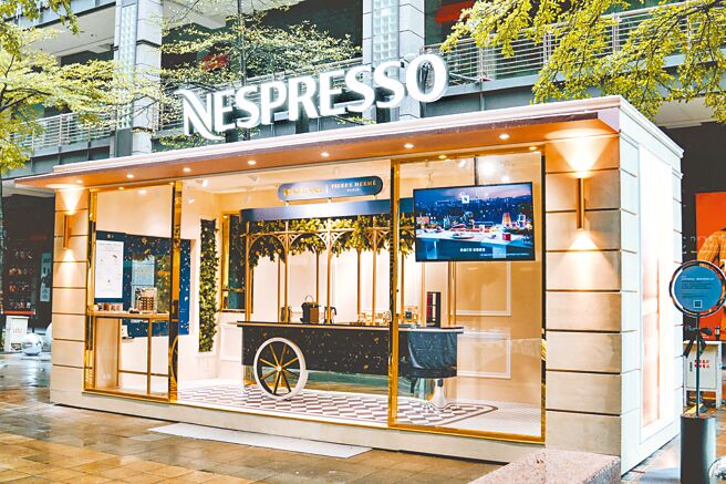 Nespresso为让消费者在耶诞节庆期间感受法式浪漫，即起至明年1月2日在信义香堤大道打造欧式建筑风格的咖啡厅（见图）。（Nespresso提供）