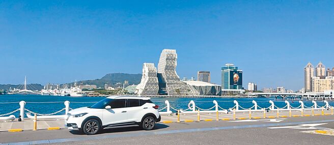 格上投入全新KICKS加入共享车队，结合日租车在高雄高铁站备车300台，以快速租车迎接返乡潮。（格上租车提供）