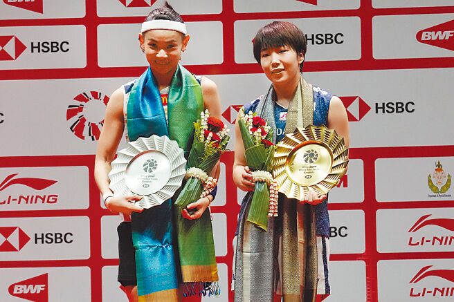 戴资颖（左）在BWF年终总决赛不敌山口茜屈居亚军。（美联社）