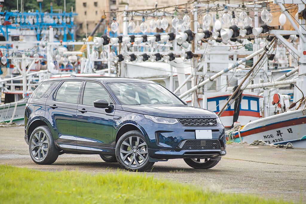 Land Rover Discovery Sport擁有全球頂尖全地形性能與5+2七人座空間選配彈性，圖為P250 R-Dynamic SE 2023年式，售價236萬元起。（陳大任攝）