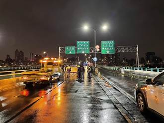 計程車疑路滑自撞中興橋「整輛側翻」 運將受困獲救送醫