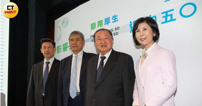 台达电2021年举办50周年记者会，同年启动正式启动珊瑚復育计画，图左至右为创办人郑崇华、董事长海英俊、执行长郑平、品牌长郭珊珊。 （图／黄耀徵摄）