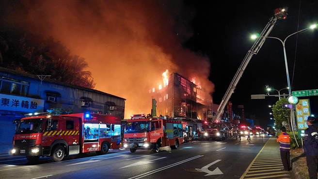 嘉义县消防局今凌晨3点01分接获警方转报，位于民雄乡建国路三段一家家俱行失火。（取自民雄义消分队脸书∕吕妍庭嘉义传真）