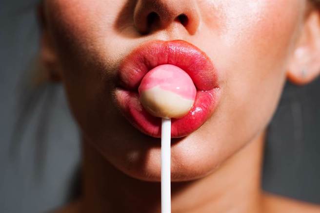 「第一次给阿姨好不好」，火辣少妇趁卖手机想吃15岁少年。(达志影像)
