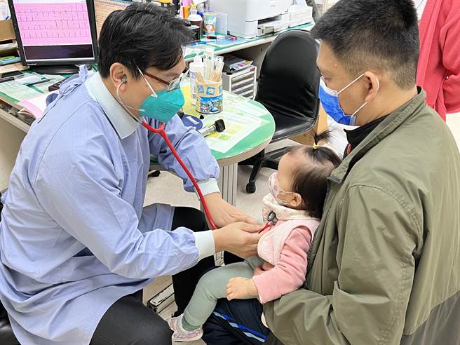 光田医院小儿科医师黄中明发现，近来儿童门诊中，久咳不癒童明显有增多的趋势。（光田医院提供）