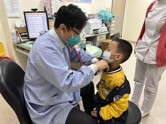 光田医院小儿科医师黄中明发现，近来儿童门诊中，久咳不癒童明显有增多的趋势。（光田医院提供）