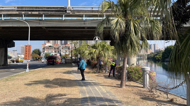 高雄爱河马卡道路河段惊见男子陈尸河面 ，警急封锁现场调查。(叶庭欣翻摄)