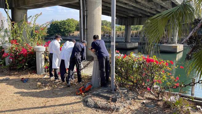 高雄爱河马卡道路、河西路口河段13日上午遭民眾目击一具男性遗体漂流，员警与消防队员赶抵现场打捞。（民眾提供／袁庭尧高雄传真）