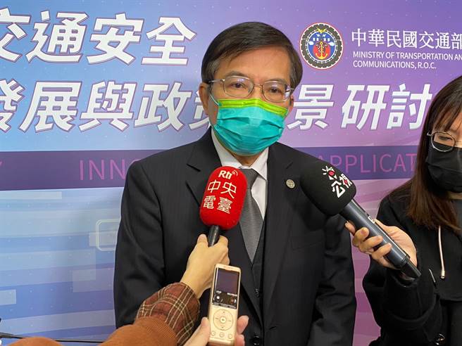 交通部长王国材表示，松机迁建议题不只从都市发展考量，还有诸多因素如交通、国防、离岛医疗等角度，须进行深入讨论。（陈佑诚摄）