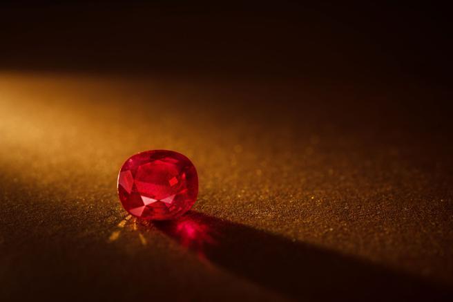 要价3.4亿8.89克拉未经热烧处理红宝石裸石（Diamond Bank提供）