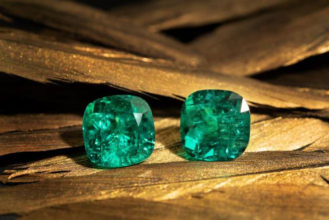 30克拉成对哥伦比亚未泡油祖母绿裸石，约6600万。（Diamond Bank提供）