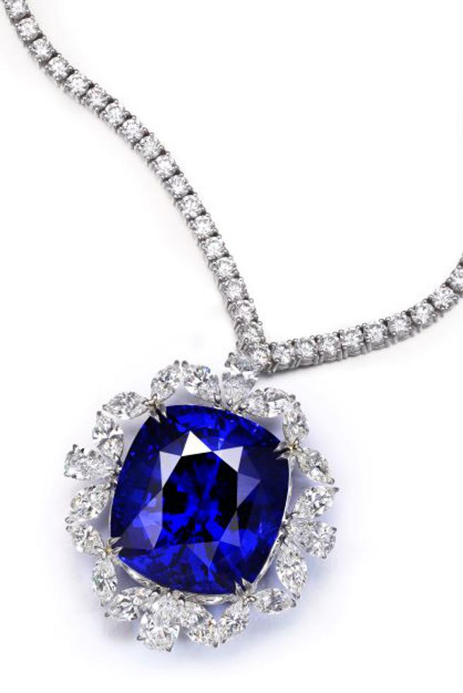 市场罕见122克拉斯里兰卡锡兰蓝宝石套炼，附GIA专书报告，9280万元。（Diamond Bank提供）