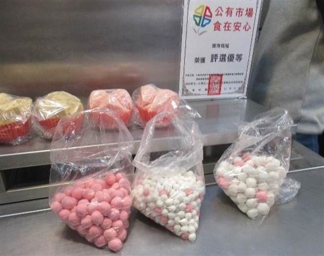 新北市卫生局32件辖内餐饮业、传统市场摊商及超市卖场贩售的红白汤圆与包馅汤圆，结果全数合格。（新北市卫生局提供）
