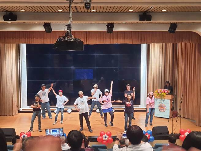 首映會安排由榮總日間病房病友帶來熱舞開場，廣獲好評。（陳人齊攝）