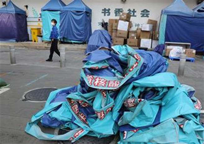 大陆大规模核酸取消后预估感染人数暴增，重点在重症数据。（观察者网）