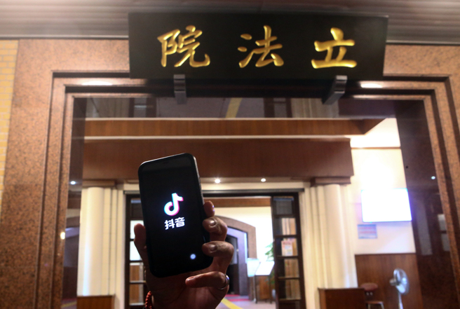 数位部5日起也禁止公部门使用抖音等软体。行政院秘书长李孟谚12日表示，会与立法院、考试院协调，盼能比照行政院的作法办理。（资料照,邓博仁摄）