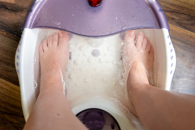 气温骤降，不少人越来越注意保暖，有人以泡脚来暖身。(示意图/ Shutterstock )