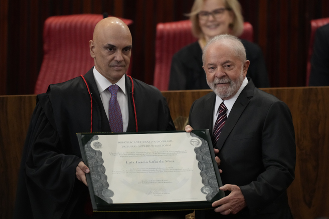 巴西总统当选人鲁拉（Luiz Inácio Lula da Silva）(右)表示，他将以国家制度正常化和巴西人民的福祉之名行使总统职权。(图/ 美联社)
