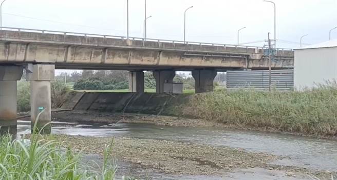 丁男大腿骨折、身体多处擦伤，所幸意识清楚，送医后并无大碍。（翻摄画面／蔡明亘桃园传真）