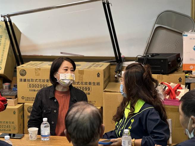 王鸿薇今早前往中山区松江里拜会里长蒋筑諠等人。（王鸿薇办公室提供／李奇叡台北传真）