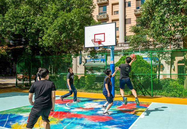 新北市民政局也积极盘点辖内使用率高的运动休閒场地，从2019年起投入约5000万经费，在13区、24处运动场新建、修缮及设置天幕。（民政局提供）